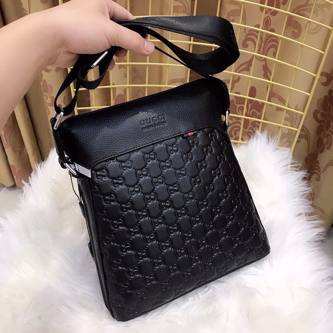Túi xách đeo chéo nam Gucci siêu cấp màu đen dập logo dáng dọc TNGC14