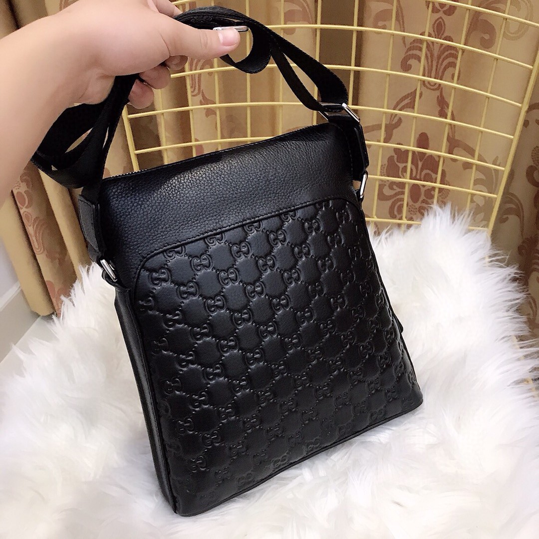 Túi xách đeo chéo nam Gucci siêu cấp màu đen dập logo dáng dọc TNGC14
