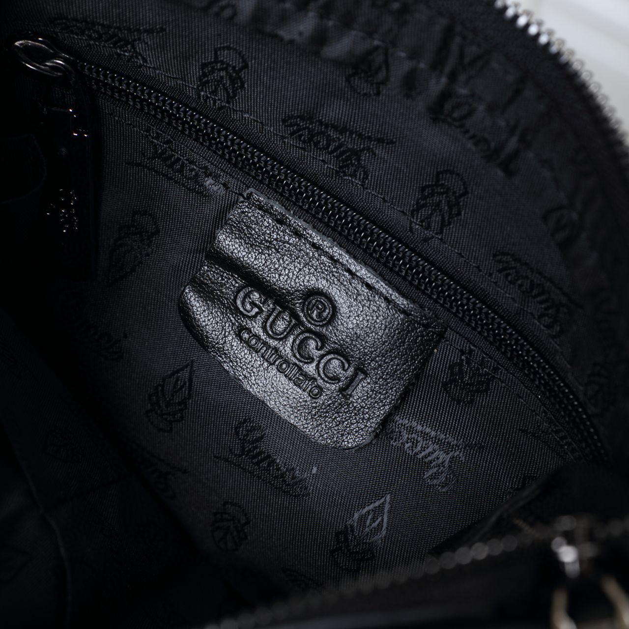 Túi xách đeo chéo nam Gucci siêu cấp màu đen trơn dập logo góc TNGC16
