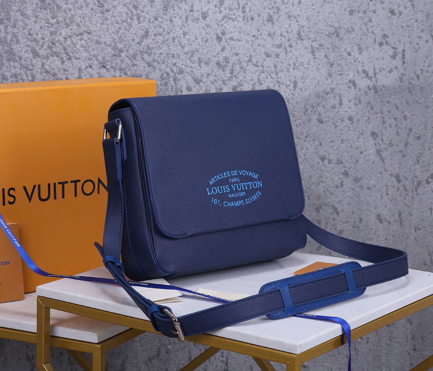 Túi đeo chéo nam Louis Vuitton siêu cấp màu xanh logo xanh TNLV16