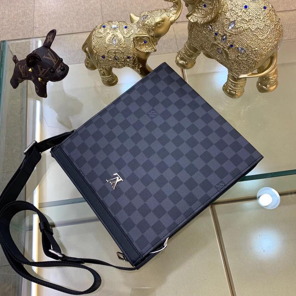 Túi đeo chéo nam Louis Vuitton siêu cấp xanh họa tiết caro TNLV03