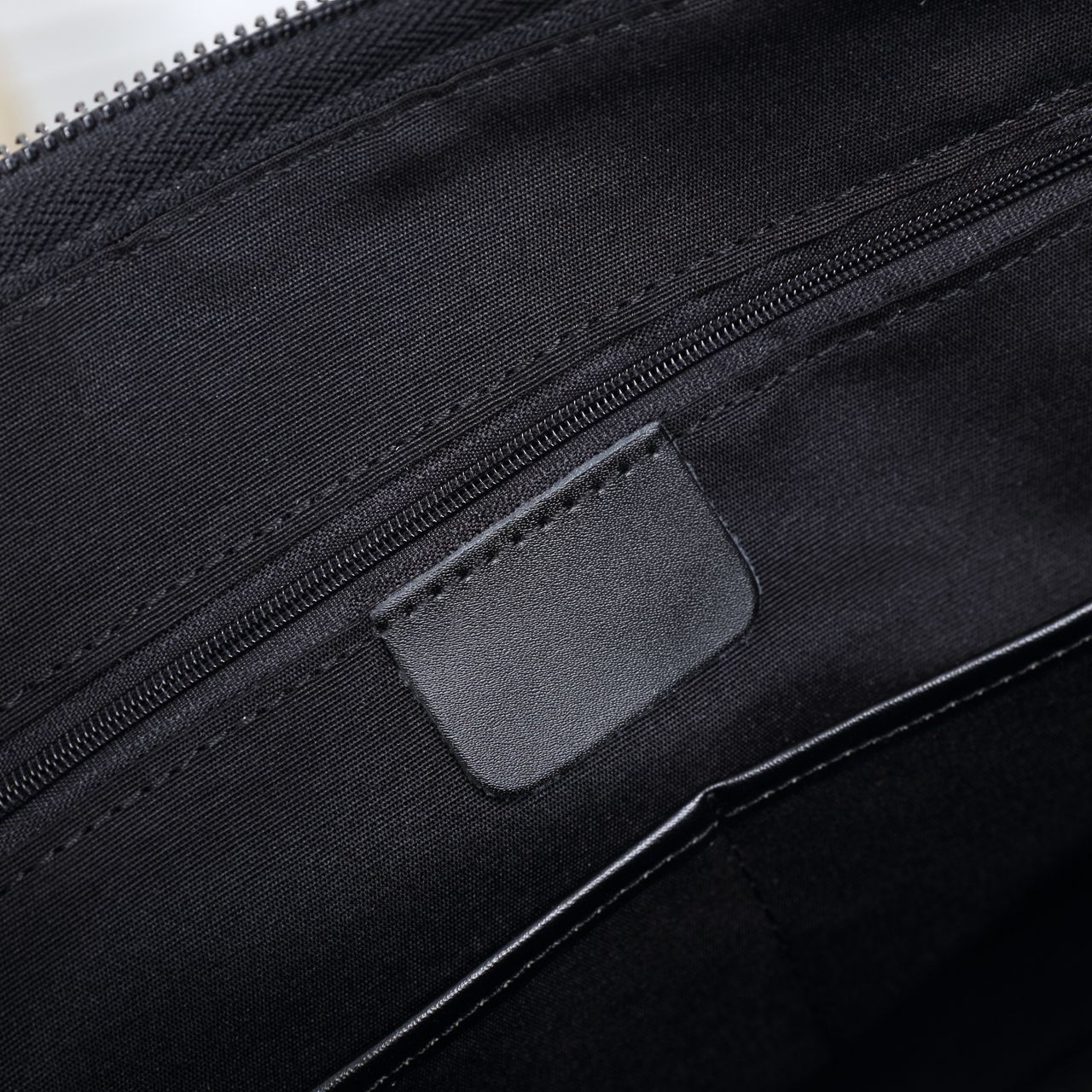 Túi xách nam Gucci siêu cấp màu đen họa tiết logo trắng TXGC20