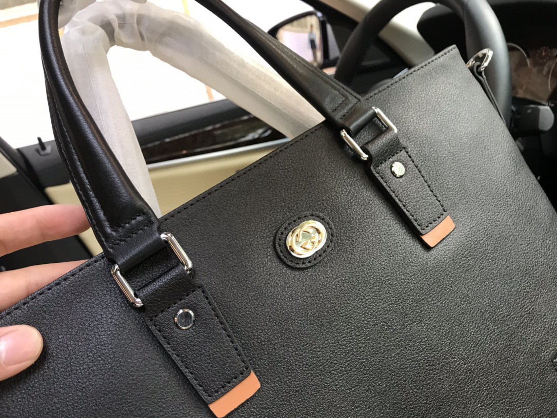 Túi xách nam Gucci siêu cấp màu đen trơn họa tiết chân túi TXGC09