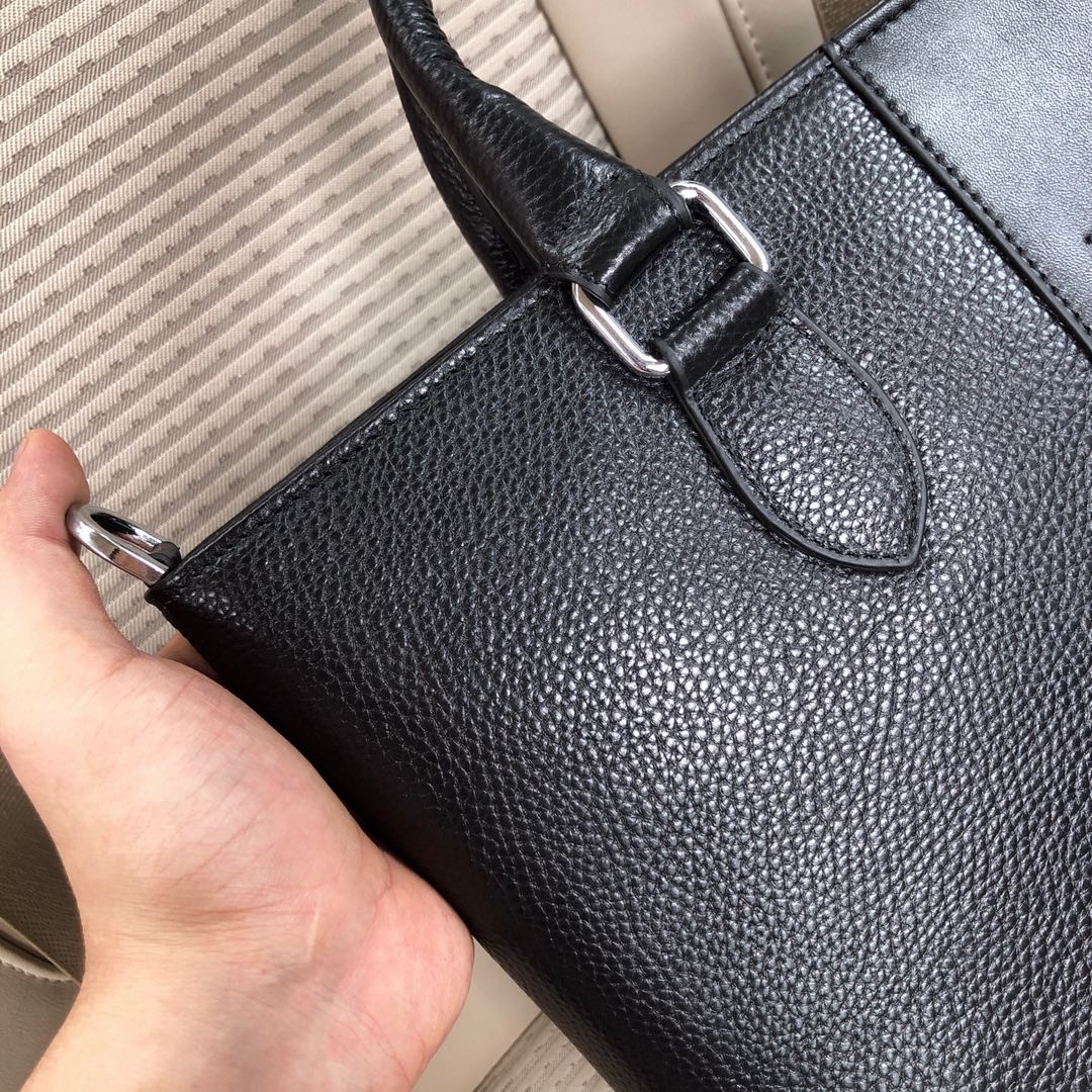 Túi xách nam Gucci siêu cấp màu đen trơn họa tiết logo giữa TNGC13
