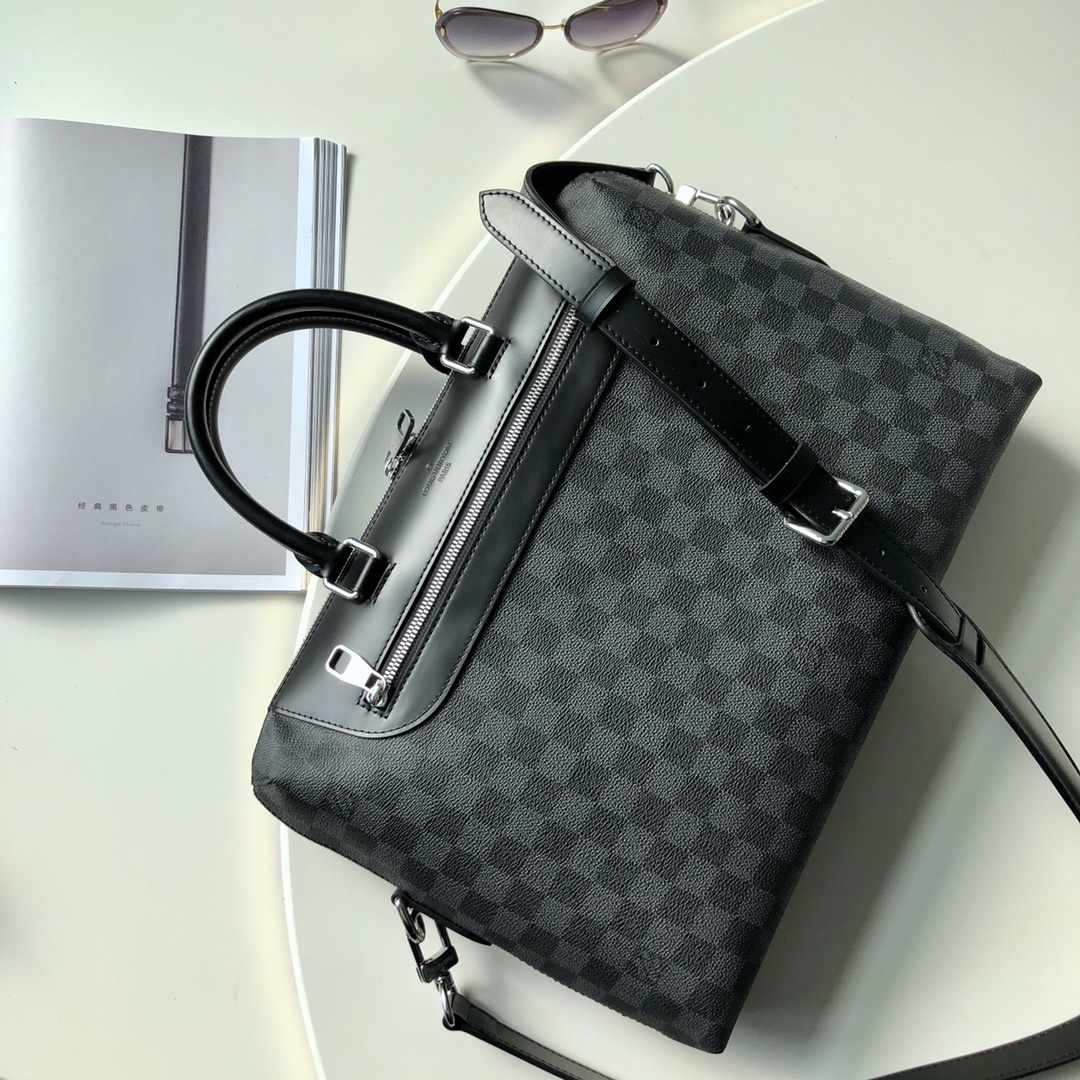 Túi xách nam Louis Vuitton siêu cấp màu đen họa tiết caro khóa sau TXLV11
