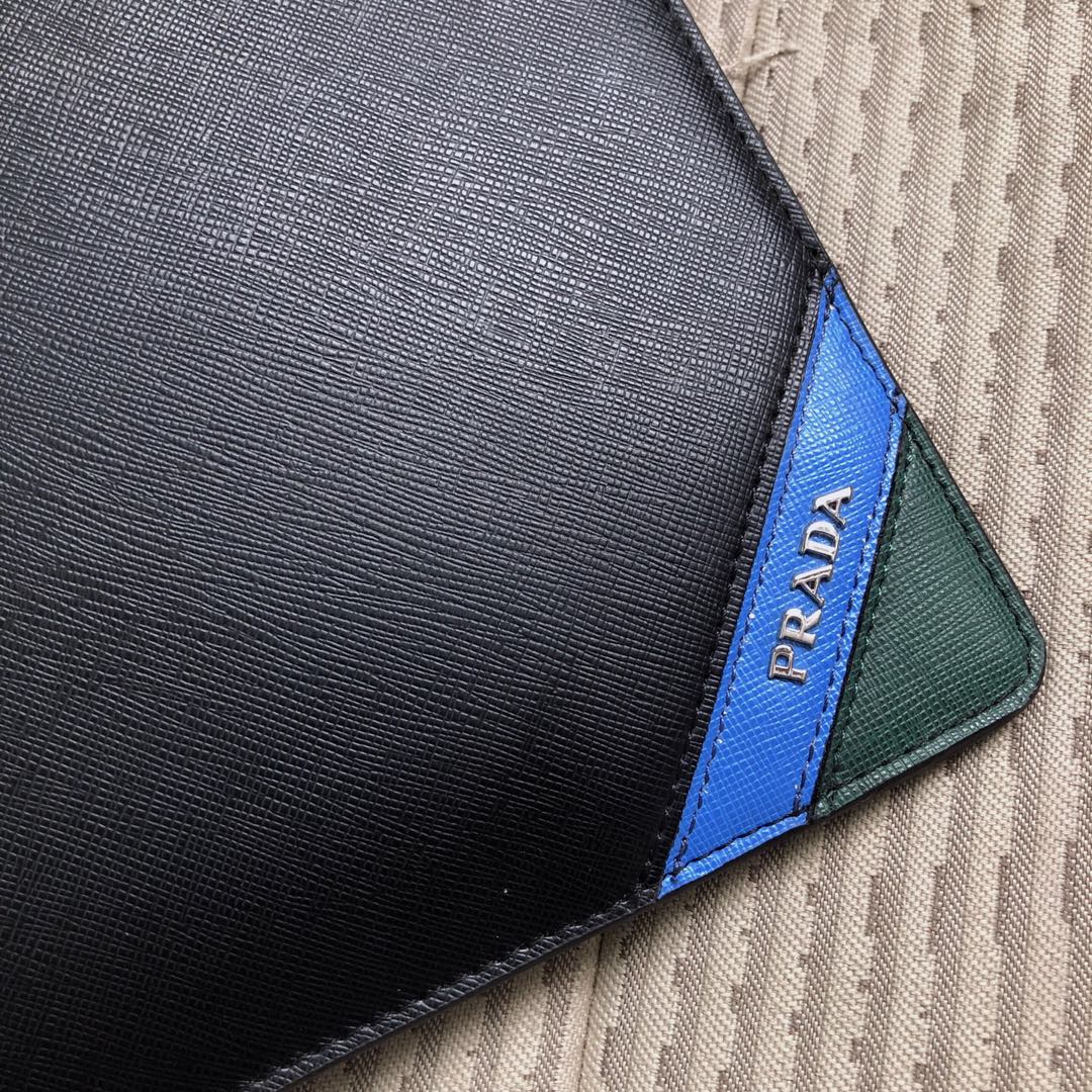 Ví Prada siêu cấp nam cầm tay logo xanh VNV10