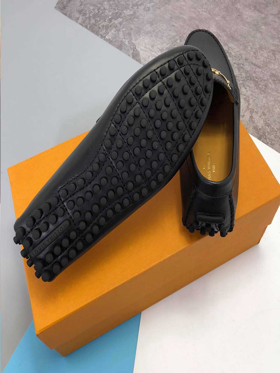 Giày lười nam Louis Vuitton siêu cấp màu vàng khoá nhỏ da trơn GLLV11