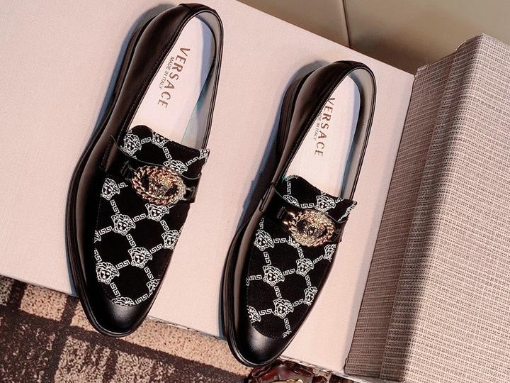 Phân biệt giày Versace chính hãng với giày Versace siêu cấp
