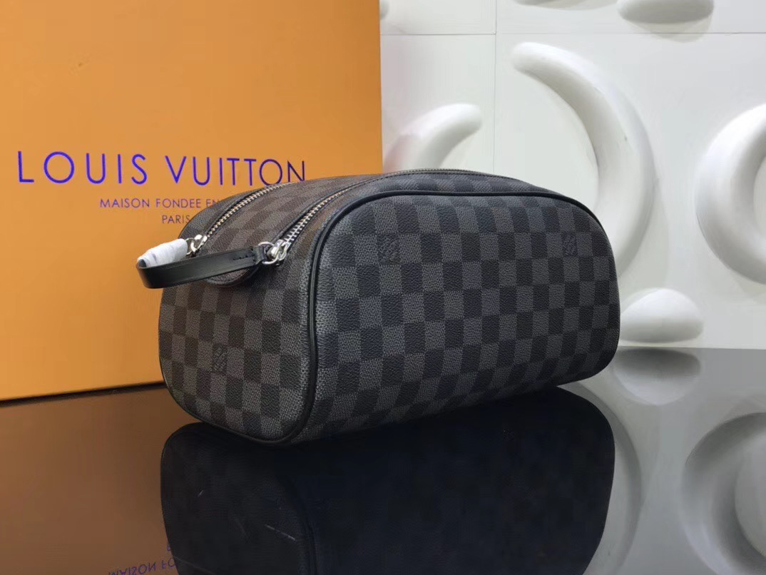 Tổng hợp 6 mẫu ví cầm tay nam Louis Vuitton đang gây sốt giới trẻ hiện nay  - HOANG NGUYEN STORE™