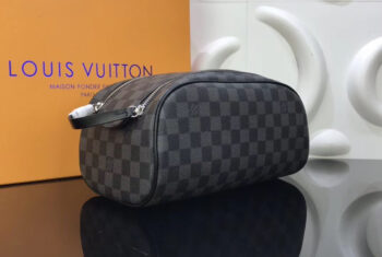 Tổng hợp 6 mẫu ví cầm tay nam Louis Vuitton đang gây sốt giới trẻ hiện nay