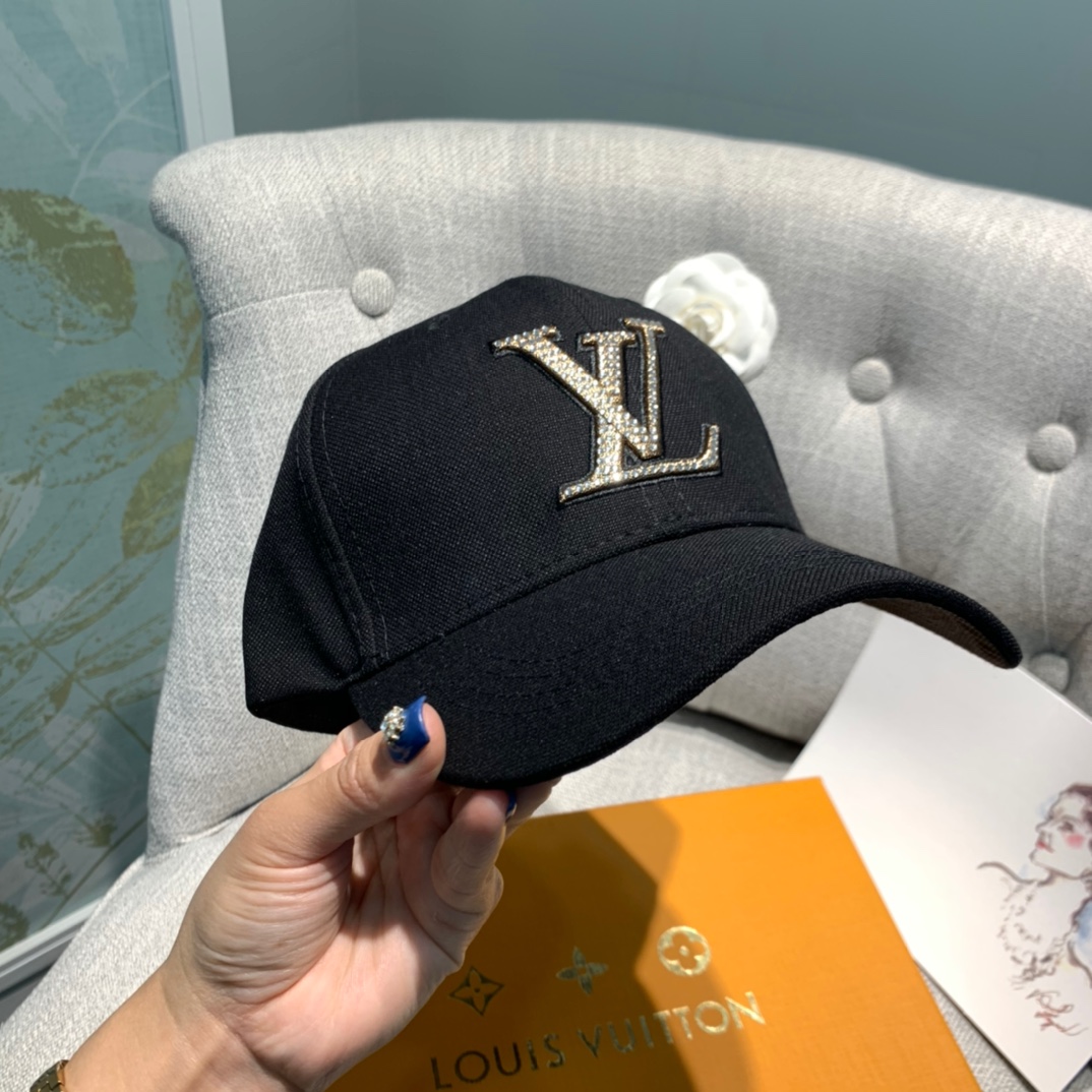 Mũ nam Louis Vuitton siêu cấp họa tiết logo đính đá MNLV03