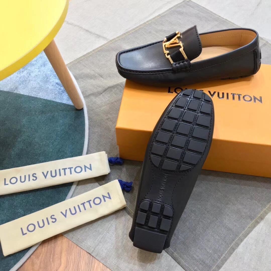 Giày lười Louis Vuitton Like Auth da lỳ mặt khóa vàng màu đen GLLV69