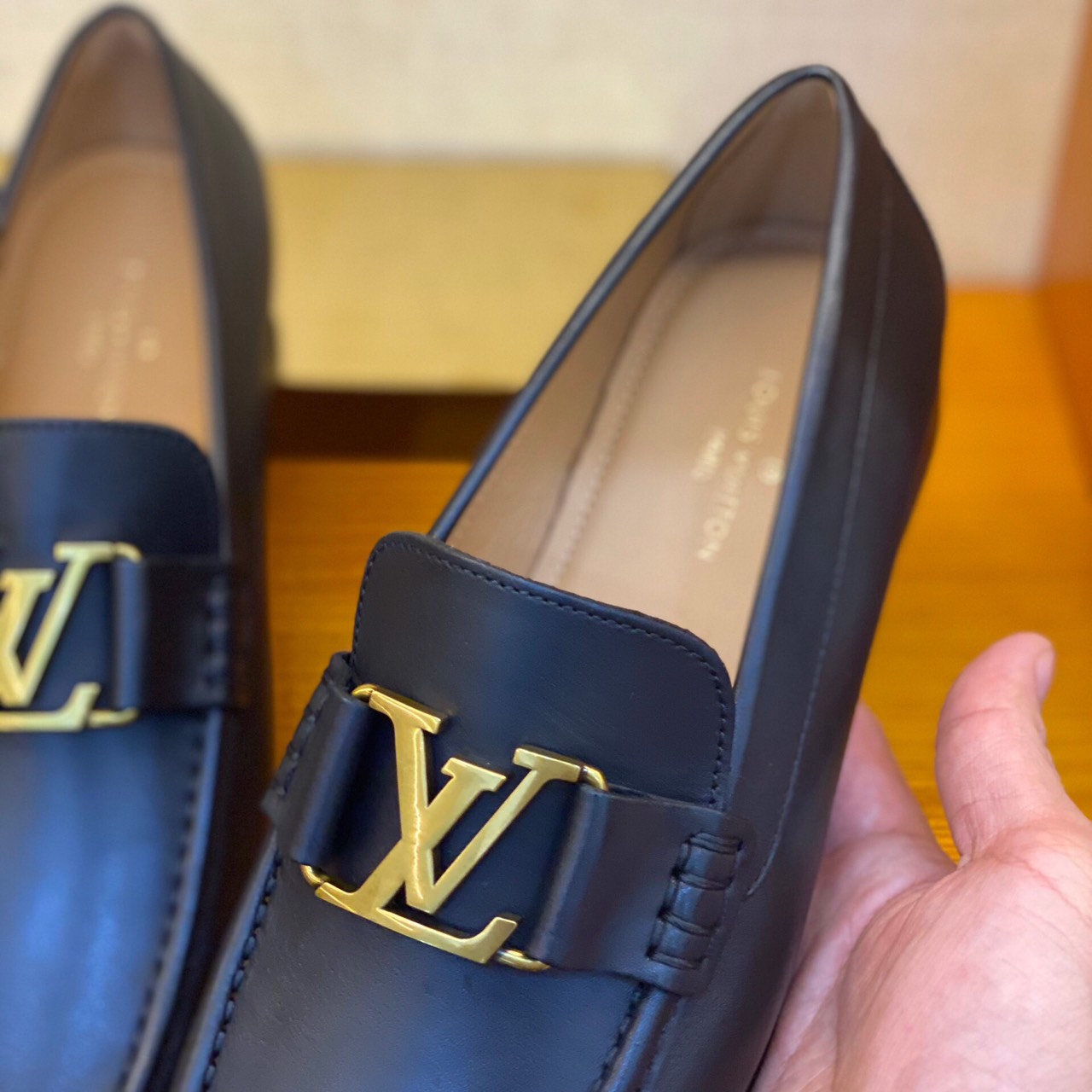 Giày lười Louis Vuitton Like Auth đế cao da lỳ khóa vàng GLLV70