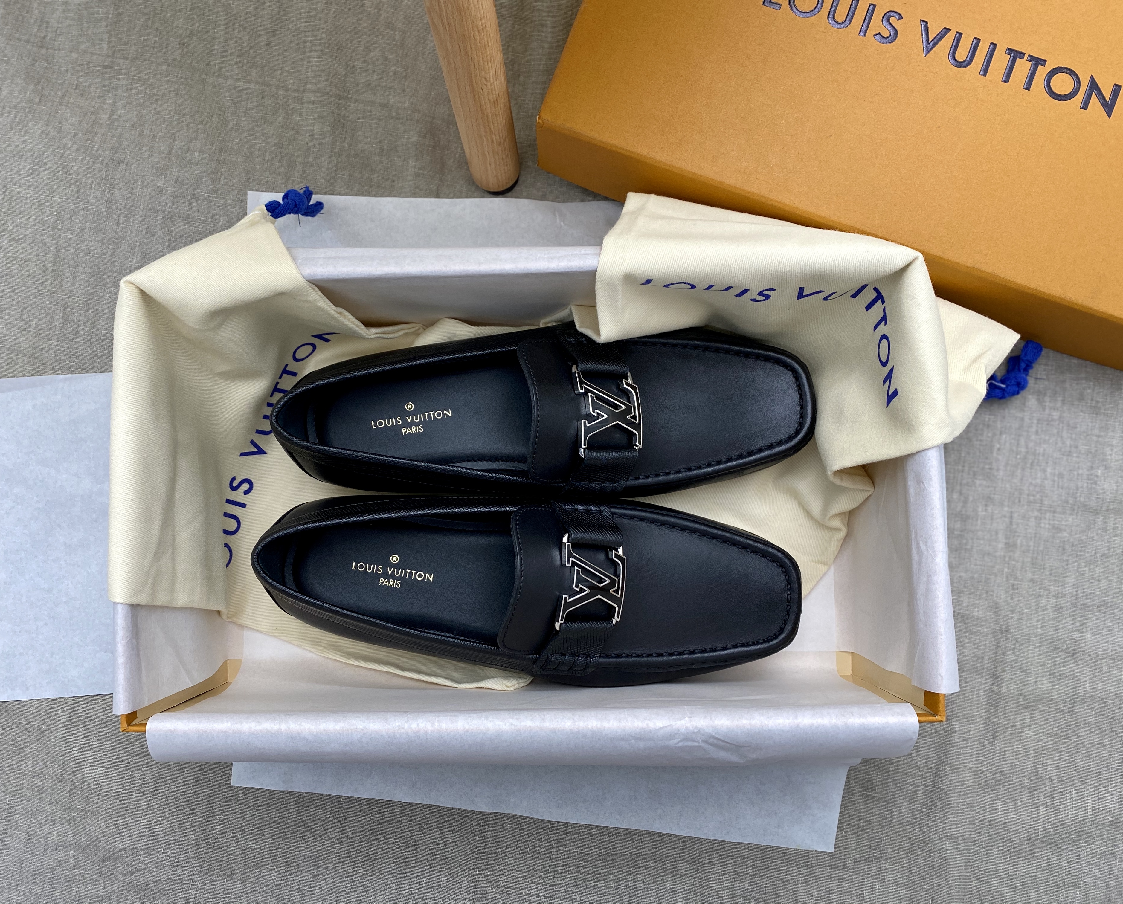 Giày lười Louis Vuitton Like Auth đế cao da trơn khóa viền đen trắng GLLV73