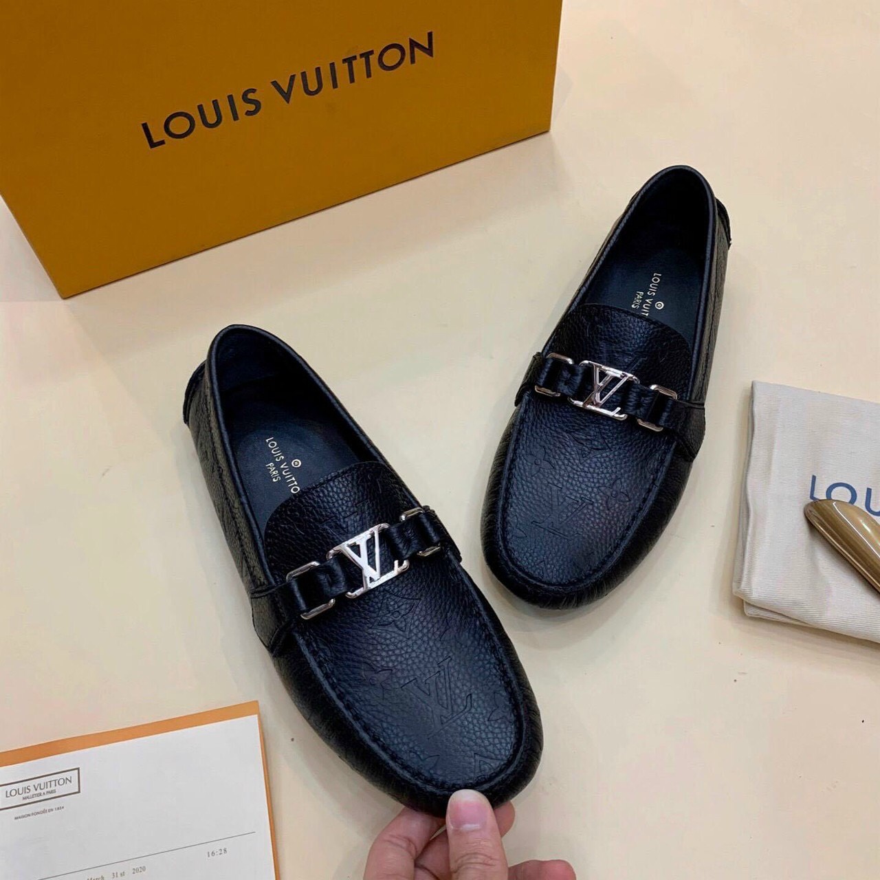 Giày lười Louis Vuitton Like Auth họa tiết dập chìm khóa logo nhỏ GLLV72