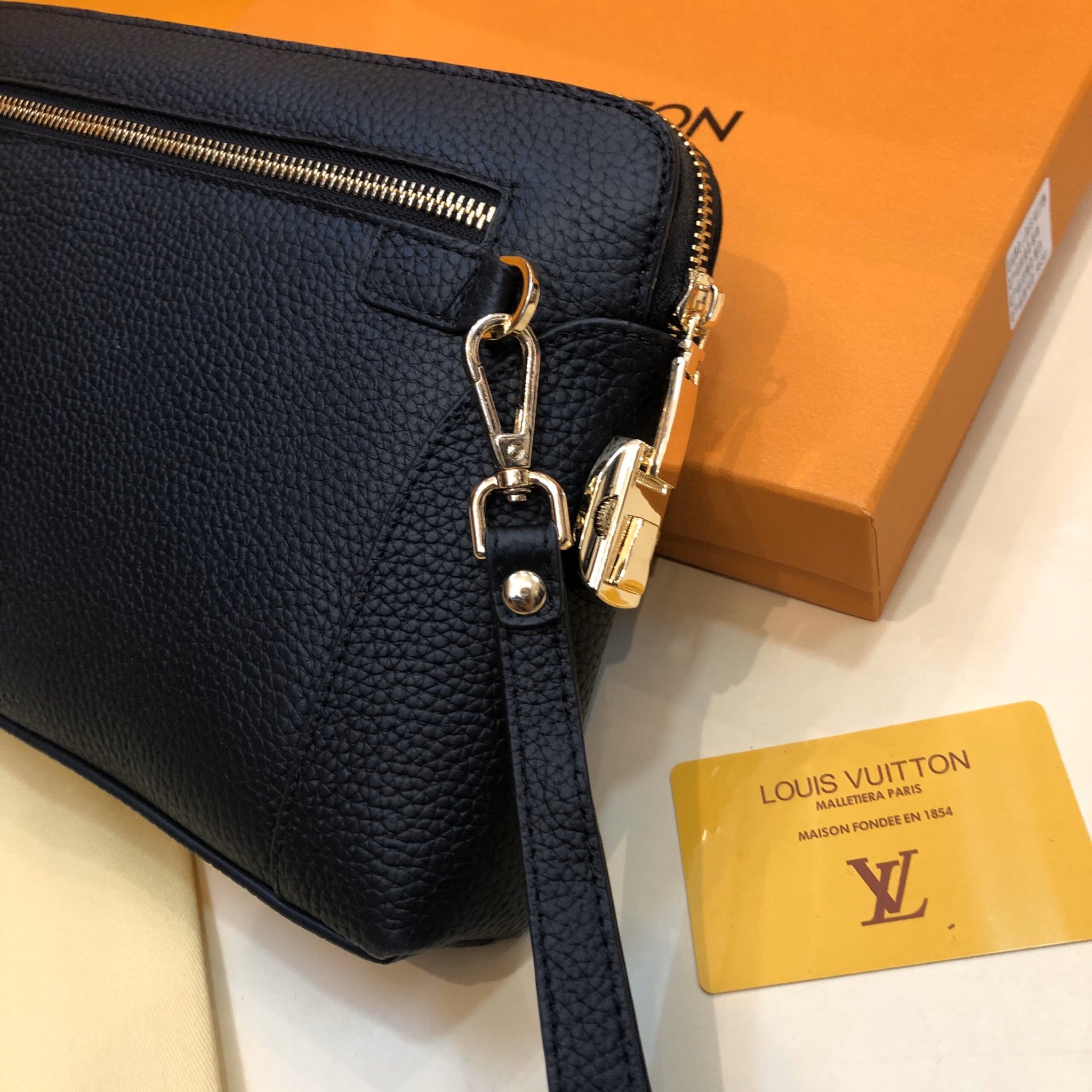Ví nam Louis Vuitton siêu cấp cầm tay da nhăn khoá vàng VNLV43