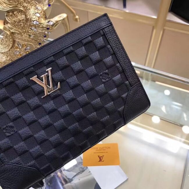 Ví nam Louis Vuitton siêu cấp cầm tay hoạ tiết caro dập nổi khoá vàng VNLV46