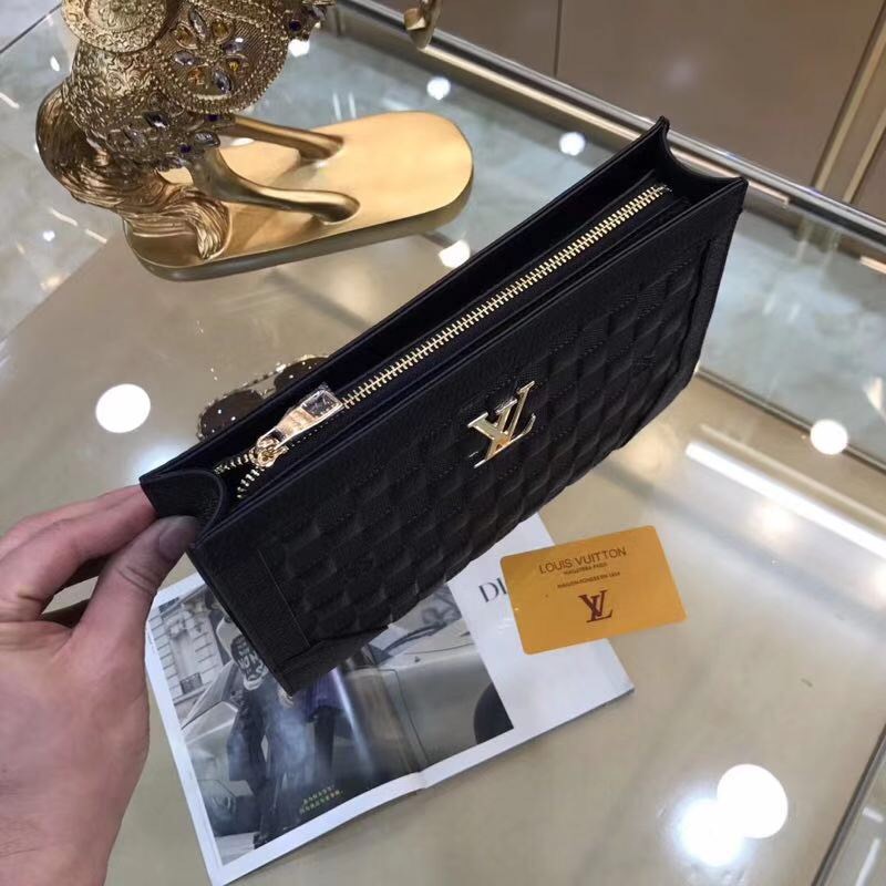 Ví nam Louis Vuitton siêu cấp cầm tay hoạ tiết caro dập nổi khoá vàng VNLV46