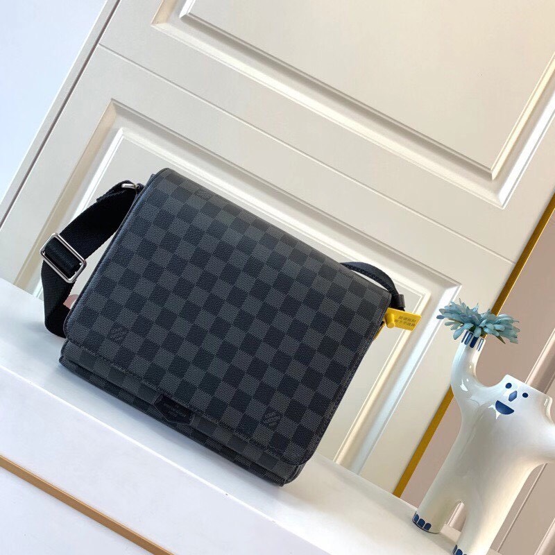 Túi đeo chéo hiệu Louis Vuitton Xanh Đen LV02 - LOUIS KIMMI STORE