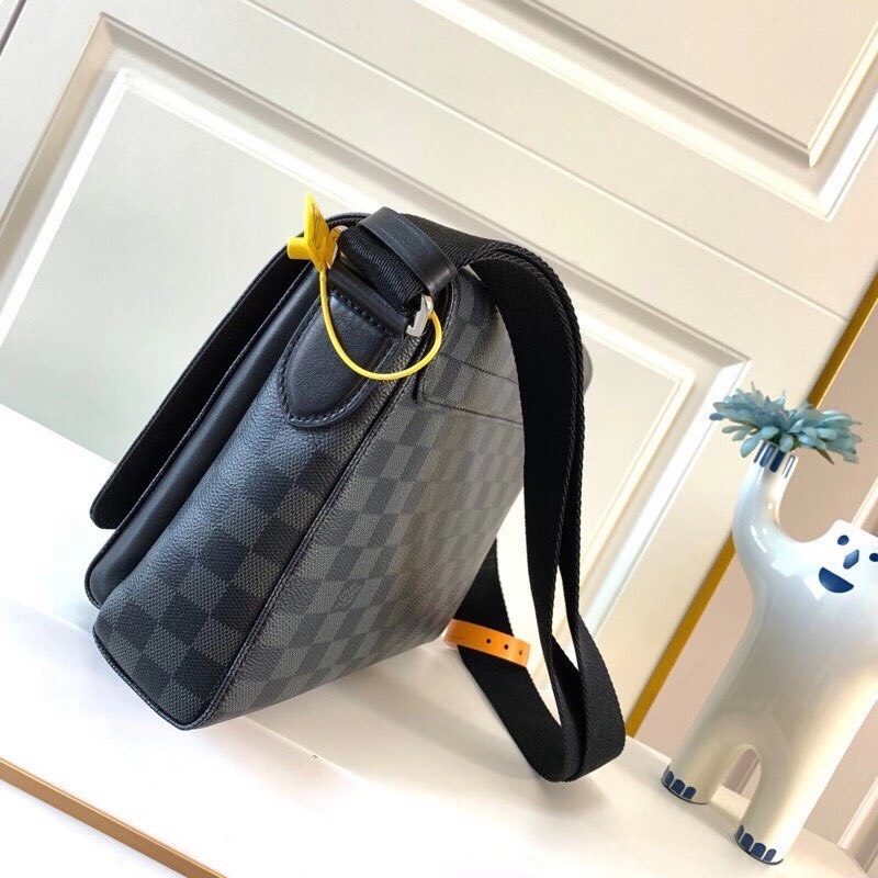Túi đeo ngực nam Louis Vuitton Đen LV12 - LOUIS LUXURY
