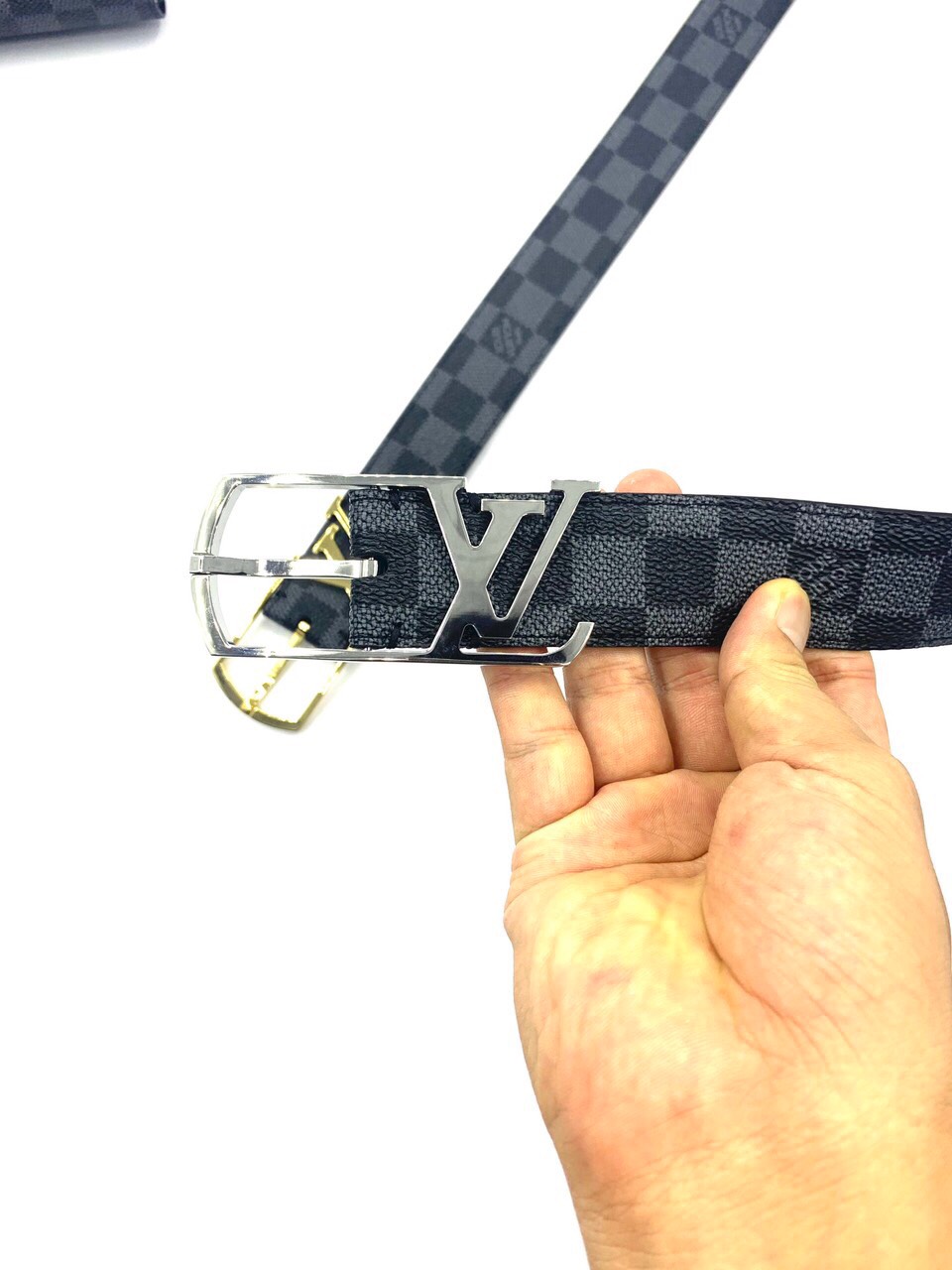 Thắt lưng Louis Vuitton nam siêu cấp hoạ tiết logo lồng khoá kim TLLV44