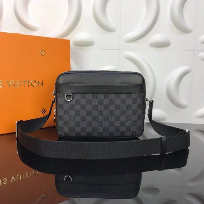 Túi đeo chéo nam Louis Vuitton like au màu đen dáng hộp TNLV11