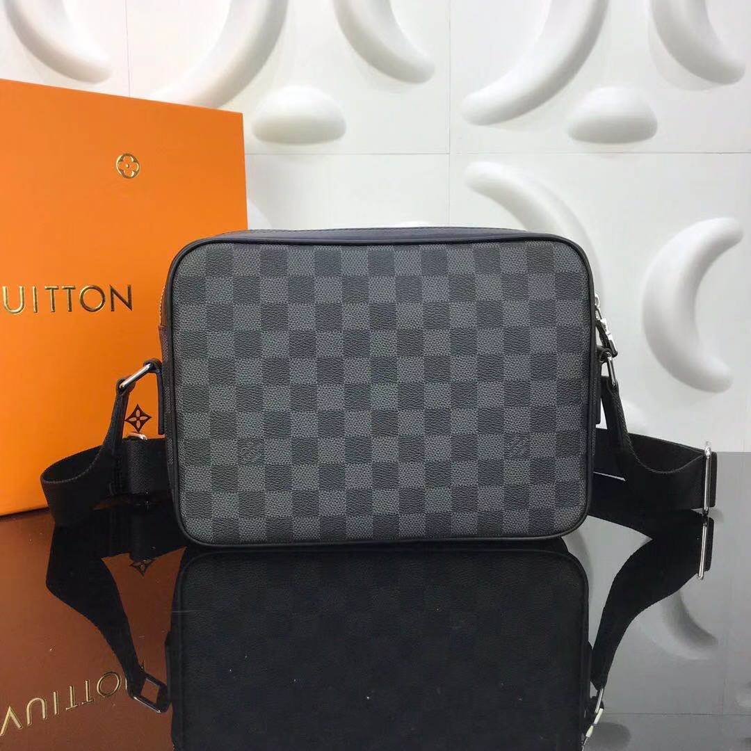 Túi đeo chéo nam Louis Vuitton like au màu đen dáng hộp TNLV11
