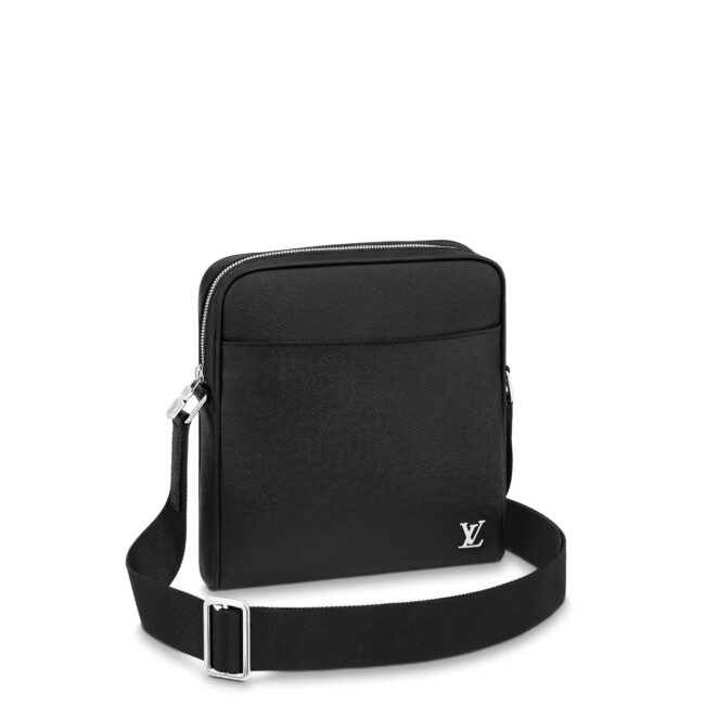 Túi đeo chéo nam Louis Vuitton like au màu đen da sần dáng ngang logo góc TNLV29