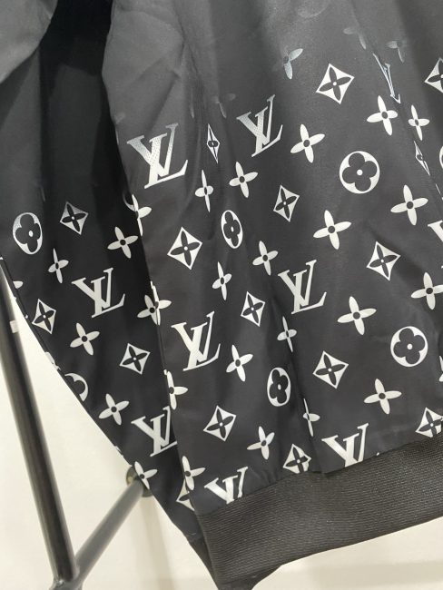 Áo Khoác Louis Vuitton hoạ tiết hoa trắng AOLV03