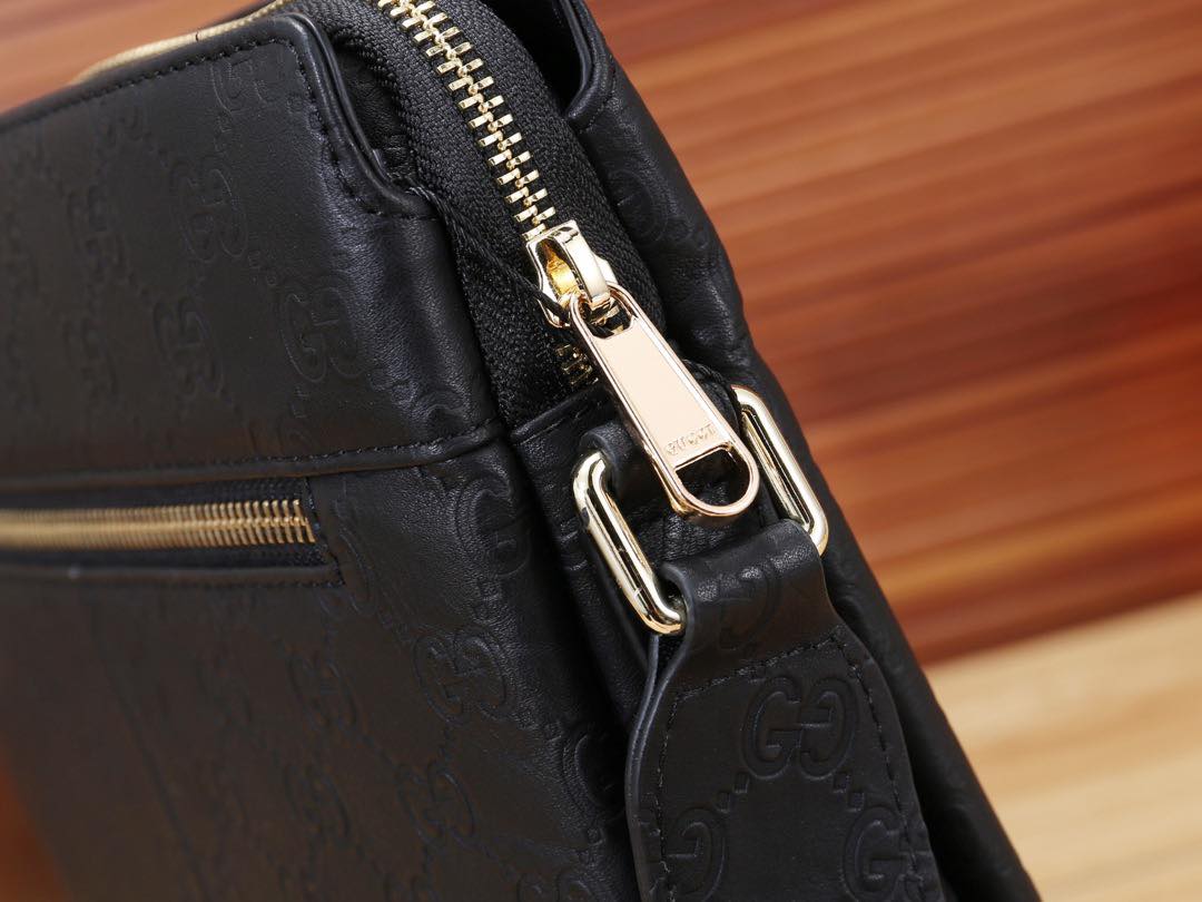 Túi đeo chéo Gucci nam màu đen họa tiết logo TNGC41