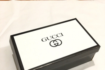 Hộp giày Gucci vuông vắn, có logo nổi