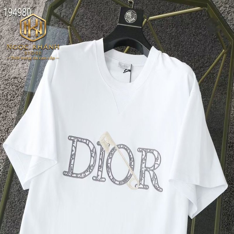 Phông chữ Dior:
Cùng khám phá phông chữ Dior đầy sang trọng và hiện đại, phù hợp cho những thiết kế đỉnh cao của năm. Với sự kết hợp giữa font chữ độc đáo và hình ảnh tinh tế, bạn sẽ được trải nghiệm một thế giới tràn đầy cảm xúc. Hãy cùng đón xem những tác phẩm đẹp mắt được thực hiện bởi It thương hiệu thời trang này.