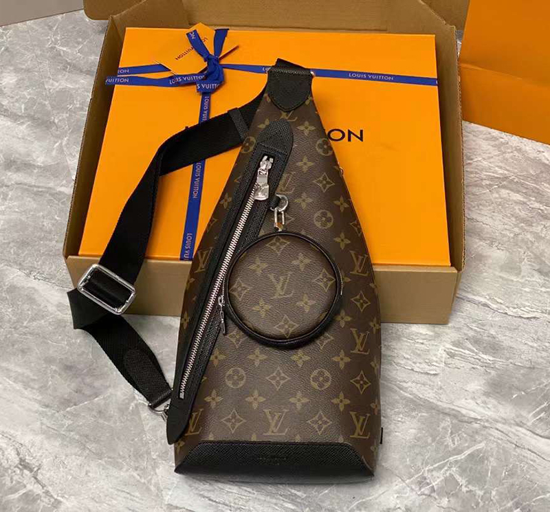 Túi đeo chéo nam Louis Vuitton họa tiết caro nâu kèm túi tròn nhỏ