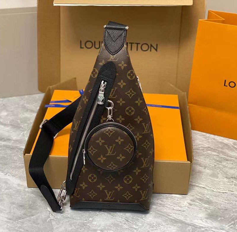 Túi đeo chéo nam Louis Vuitton họa tiết caro nâu kèm túi tròn nhỏ