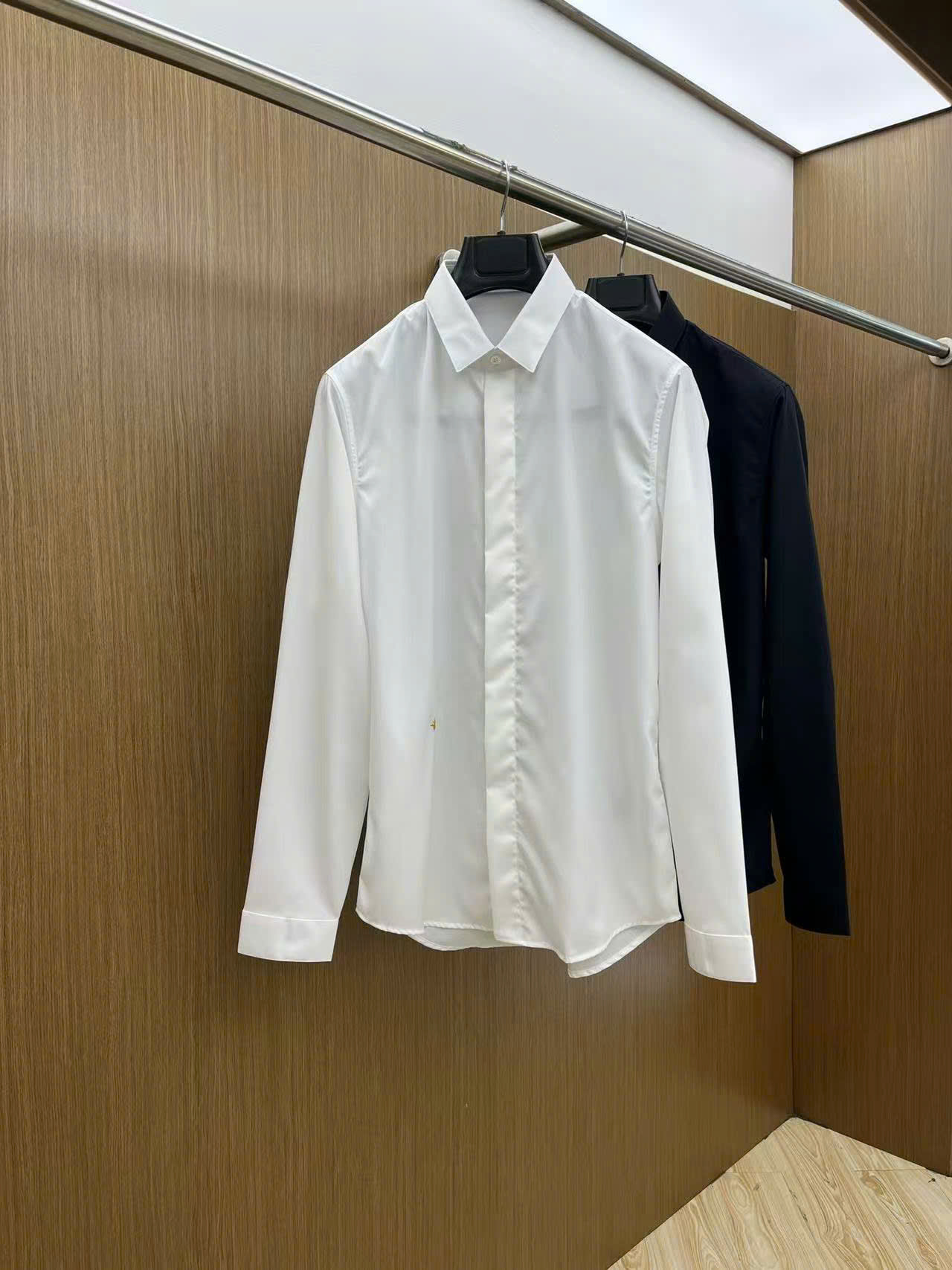 Áo sơ mi Dior họa tiết trơn thêu ong vàng ASMD06