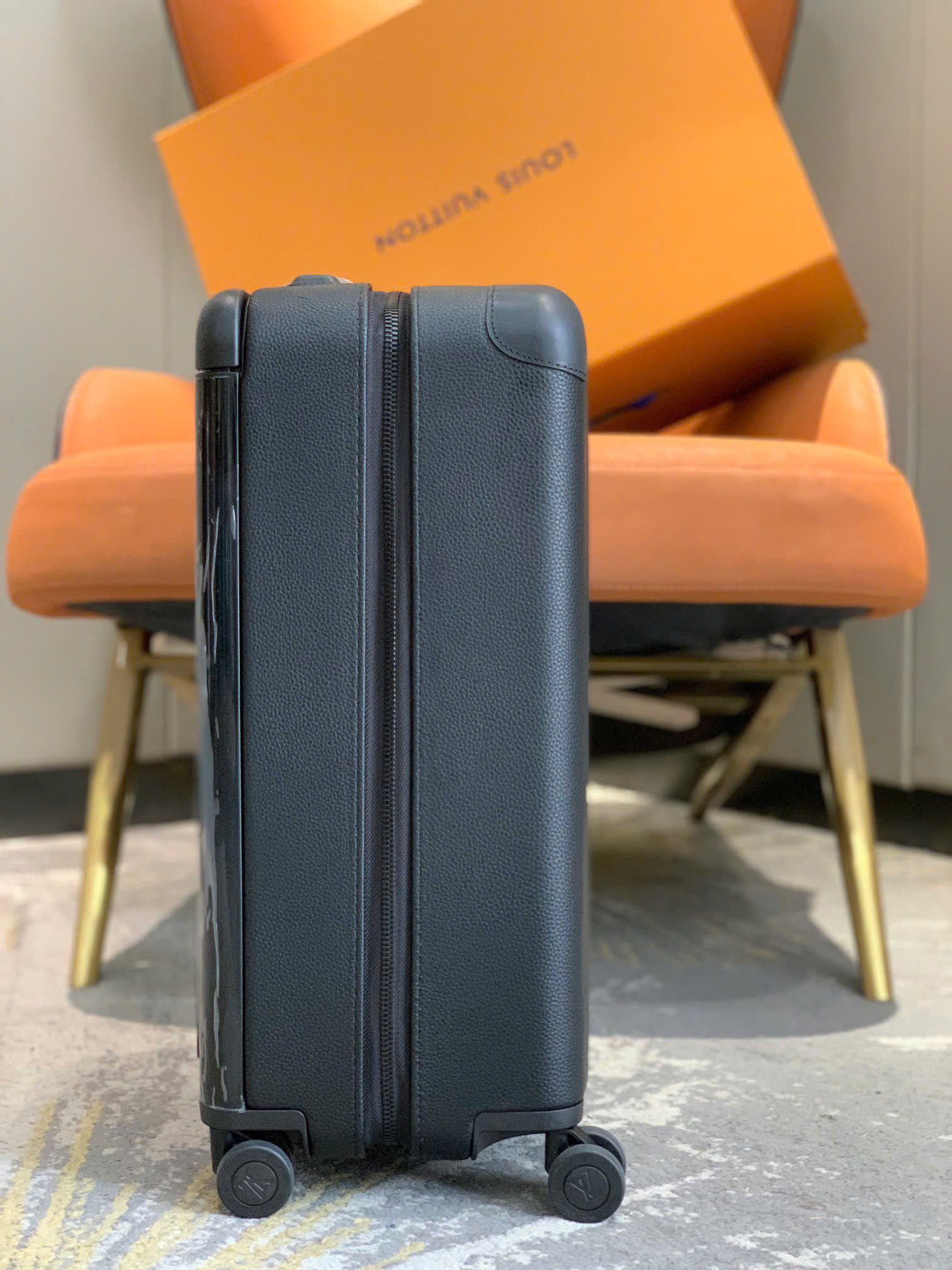 Vali nam Louis Vuitton màu đen da nhăn họa tiết logo góc VLLV06